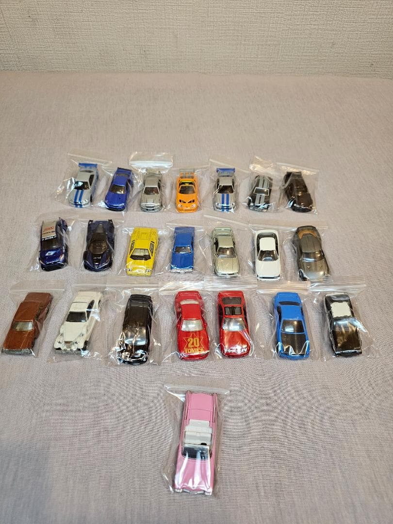 合計235 台のミニカー
