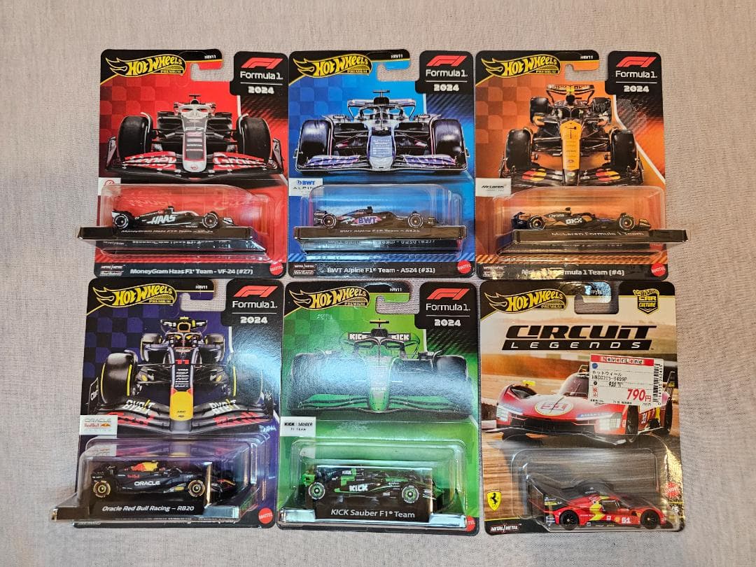 合計235 台のミニカー