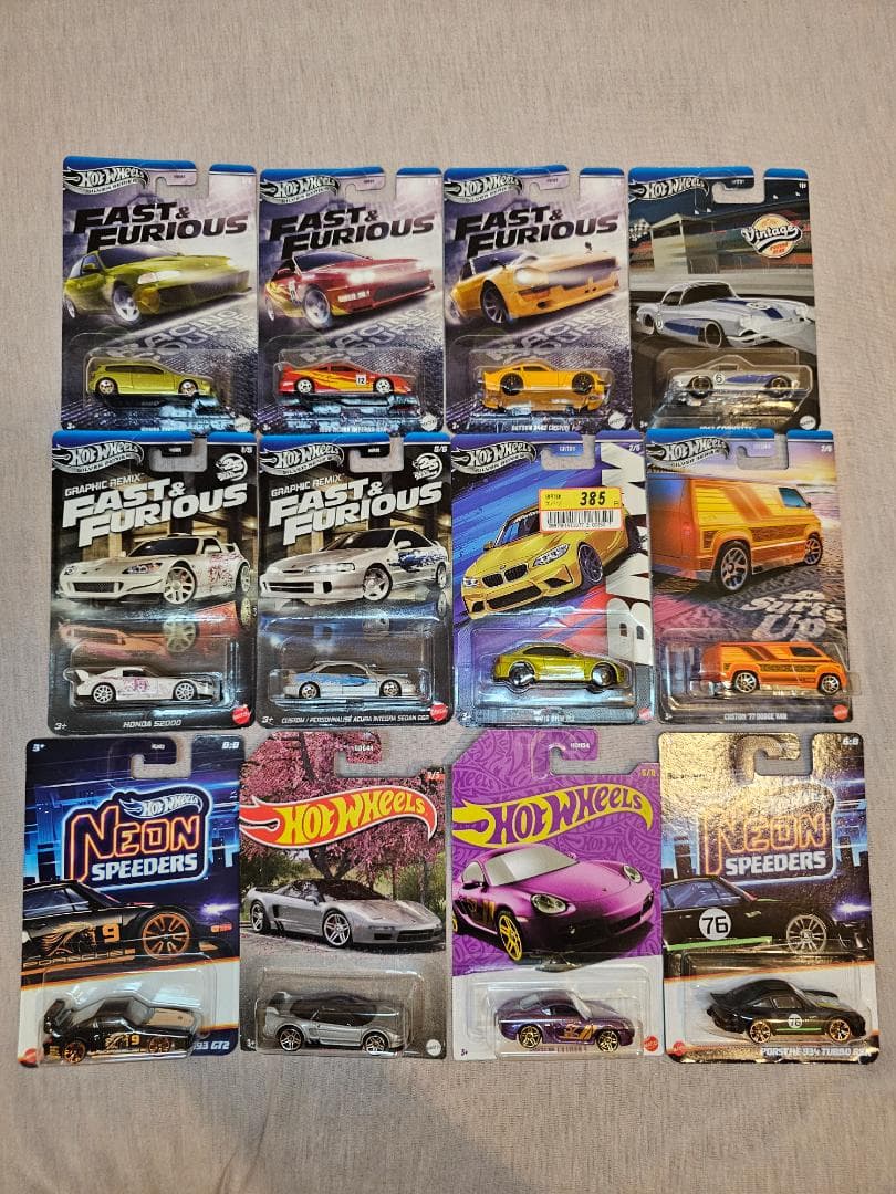 合計235 台のミニカー