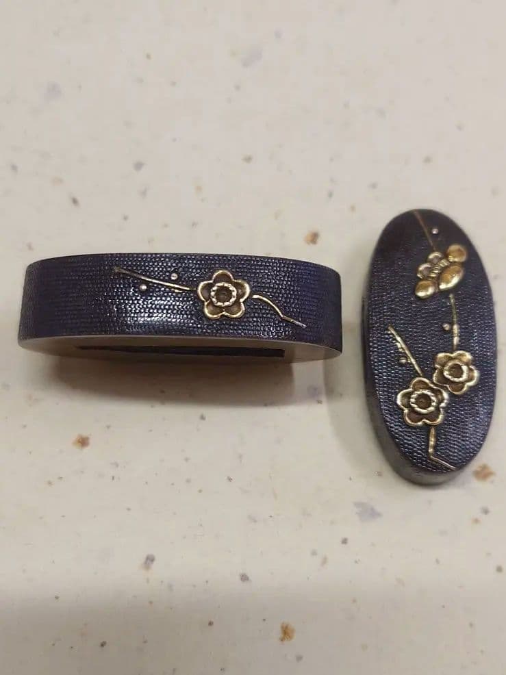 縁頭、赤銅魚子地に梅華図