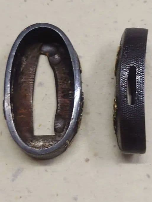 縁頭、赤銅魚子地に梅華図