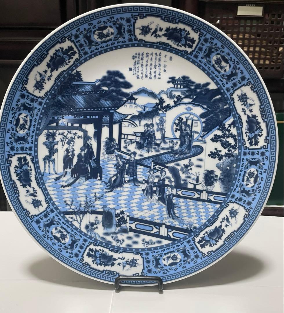 中国青と白彫刻 青花 人物物語 青花観賞皿 置物 観賞皿 。