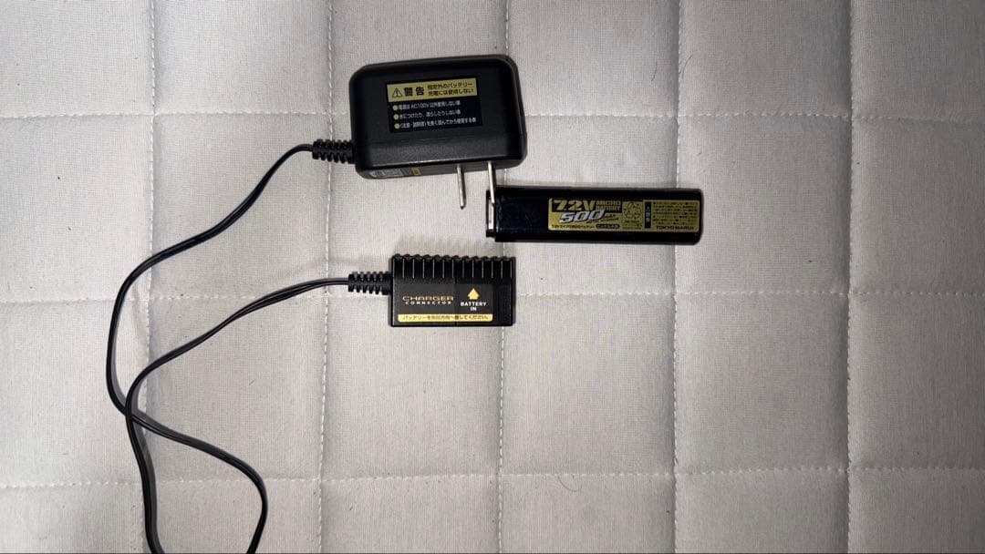 東京マルイ　グロック18cシルバー バッテリー　充電器　マガジン付