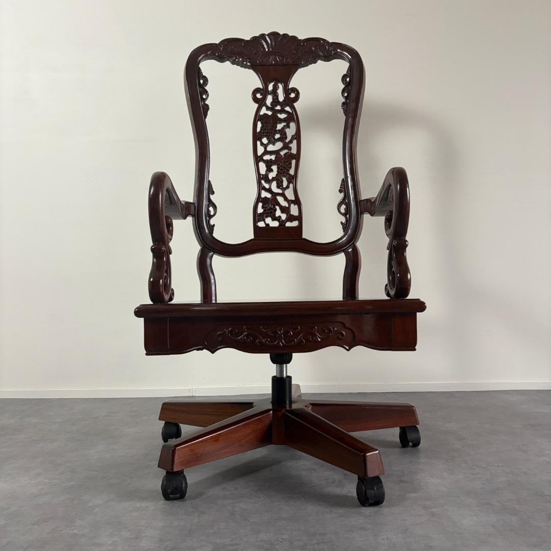 キャスター付き アンティーク調　透かし彫り チェア