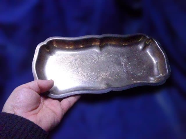 英国銀製品の老舗MFGのレオナルドシルバーの彫刻模様が施されたアンティークトレイ