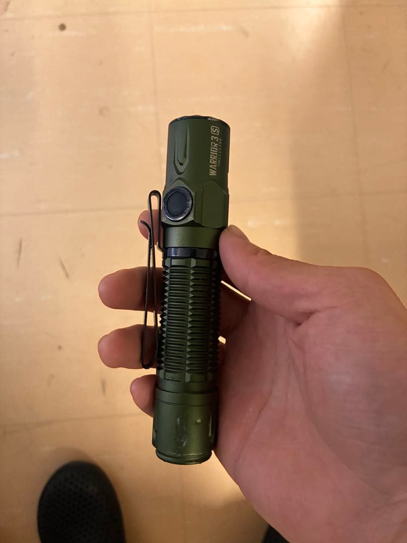 Olightのタクティカルライト「Warrior 3S」のアーミーグリーン
