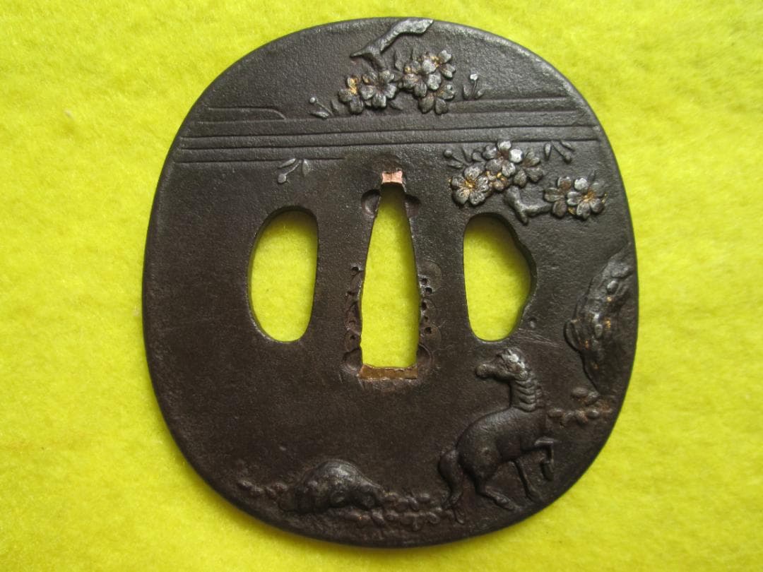 江戸期作　鍛鉄撫で四角形鍔　象嵌　責金　桜満開に馬の図　音色抜群