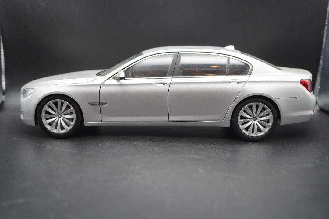  7シリーズ ミニカー 1/18