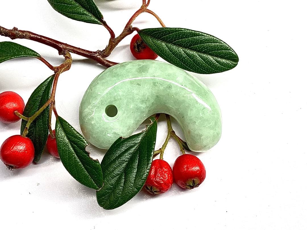 ✳糸魚川翡翠ジェダイト勾玉　希少*平塚古墳型 抜群の氷肌紋様の透過　ソーティング