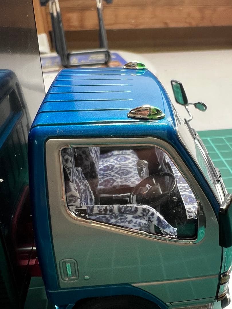 アオシマ　1/32 2tキャンター　完成品