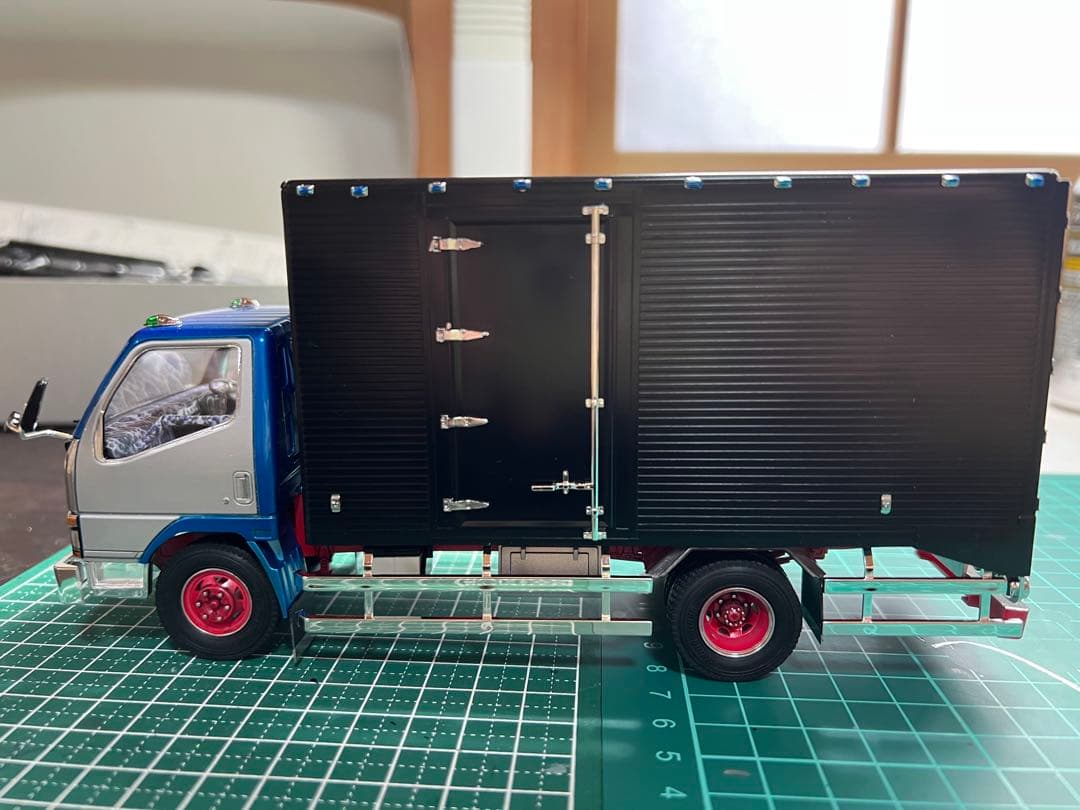 アオシマ　1/32 2tキャンター　完成品