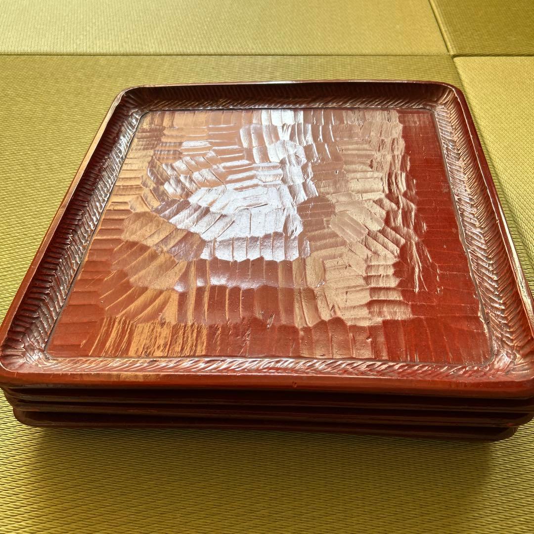 木製赤色彫刻模様の盆 4枚セット