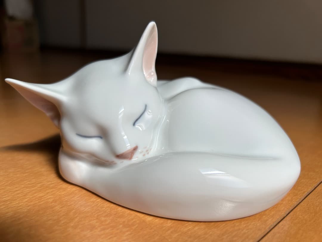   フィギュリン 眠り猫 白猫