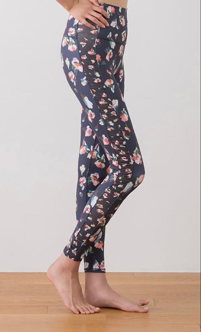 値下げ！新品未開封ノベルティ付き！sukala ブラック花柄レギンス　LLサイズ