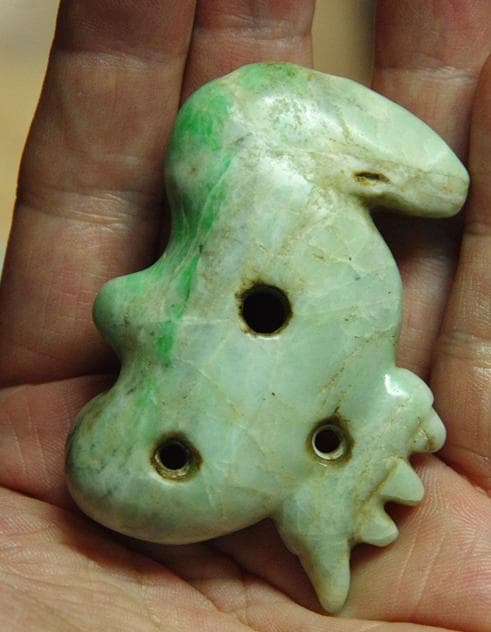 縄文期★伝世重宝縦横貫通多孔超大きな音が鳴る古色風化糸魚川硬玉翡翠製獣形勾玉石笛