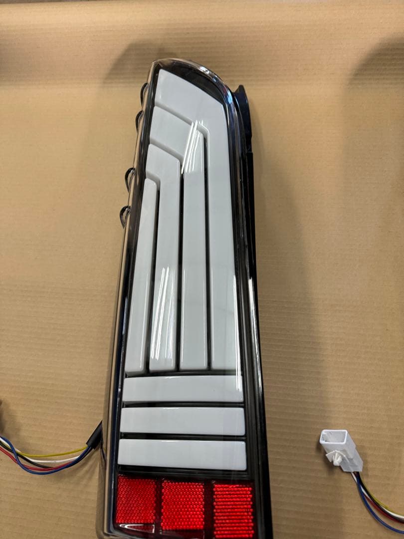 200系ハイエースフルLEDファイバーテールランプ クリア/ホワイト　ヘリオス製