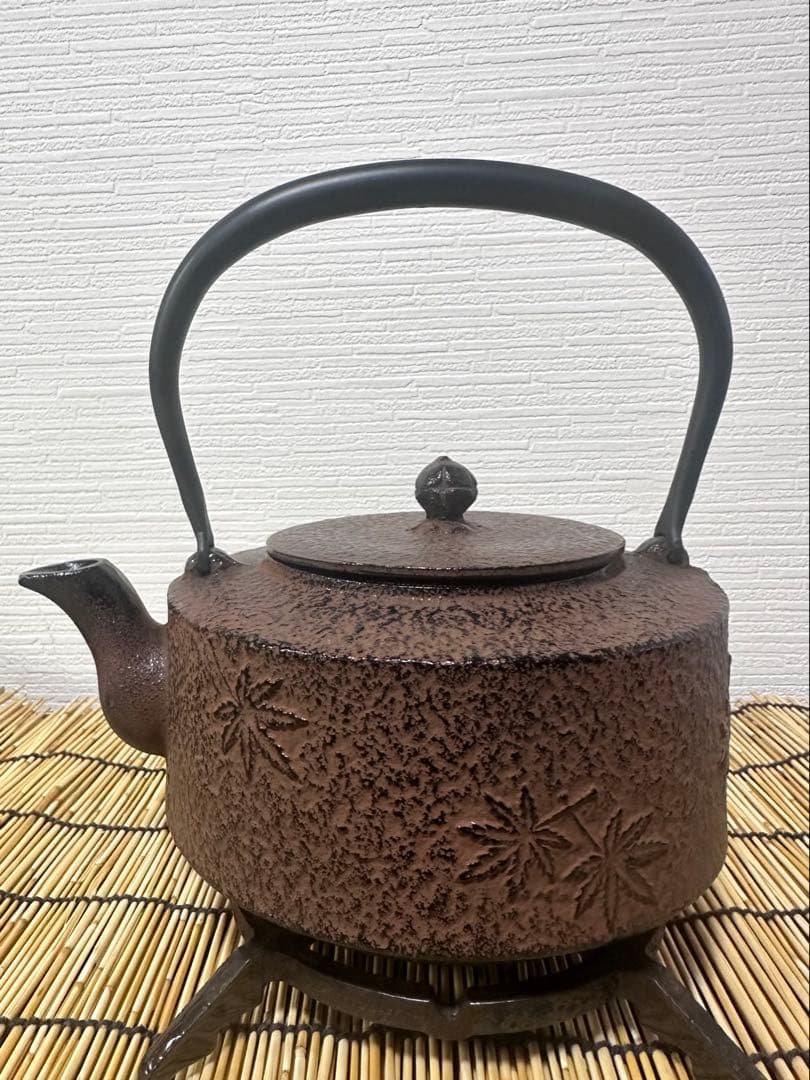 未使用品、付属品付　南部運南堂 鍋元 楓紋様 南部鉄瓶　南部鉄器　調理器具