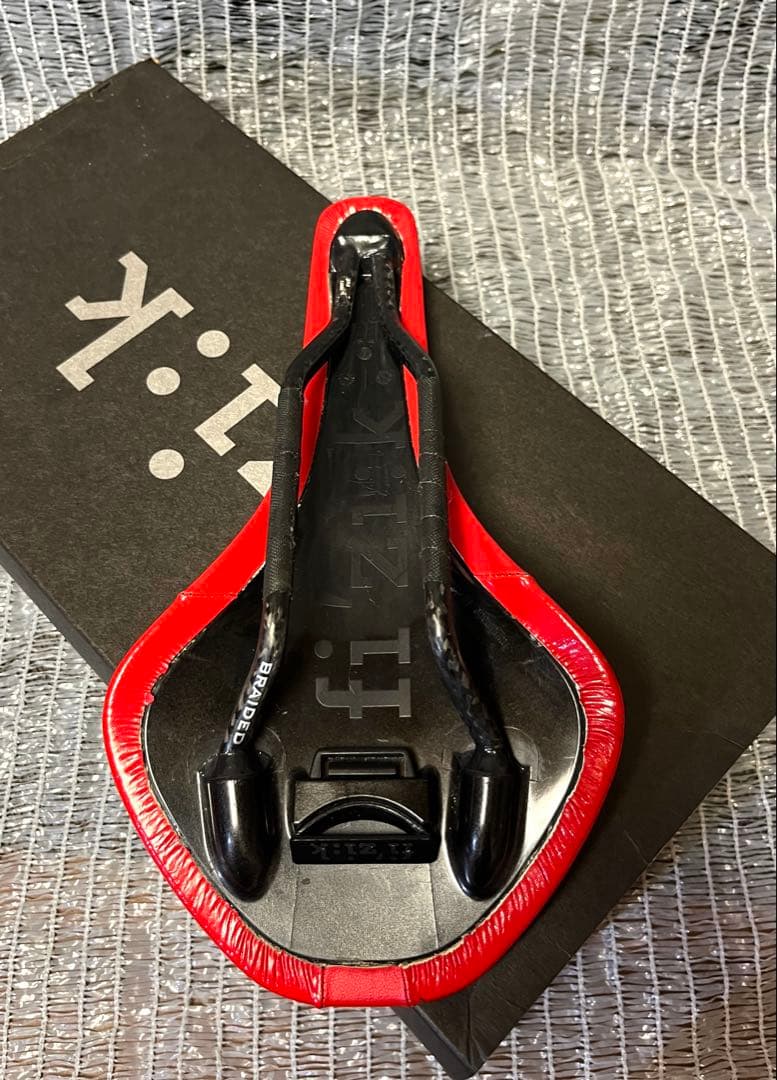 フィジーク　fi'zi:k Antares サドル カーボン　レッド