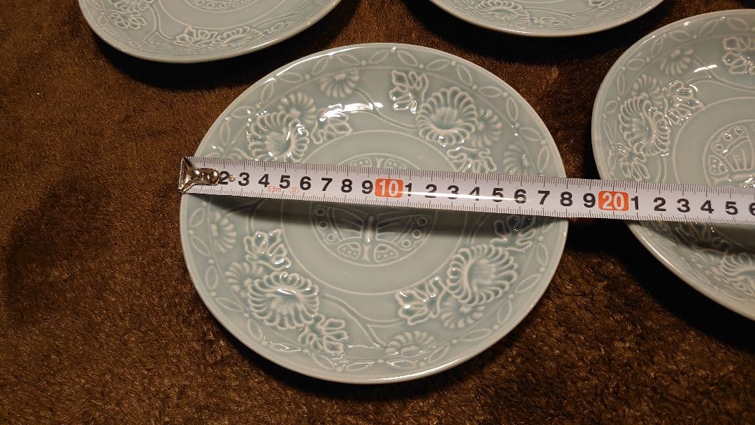 李朝　青磁　陽刻　蝶の図　中皿　５客