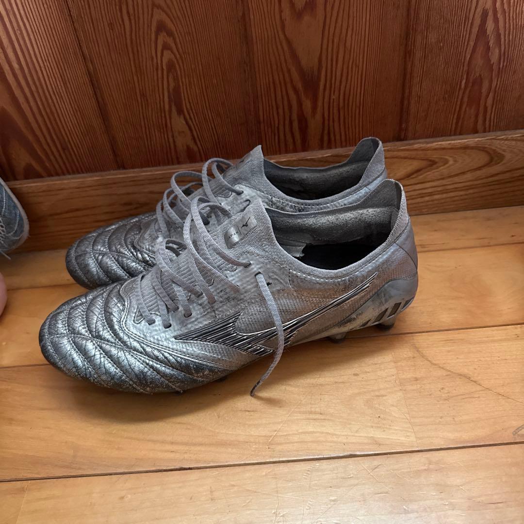 ミズノ　モレリアネオ3ベータシルバー