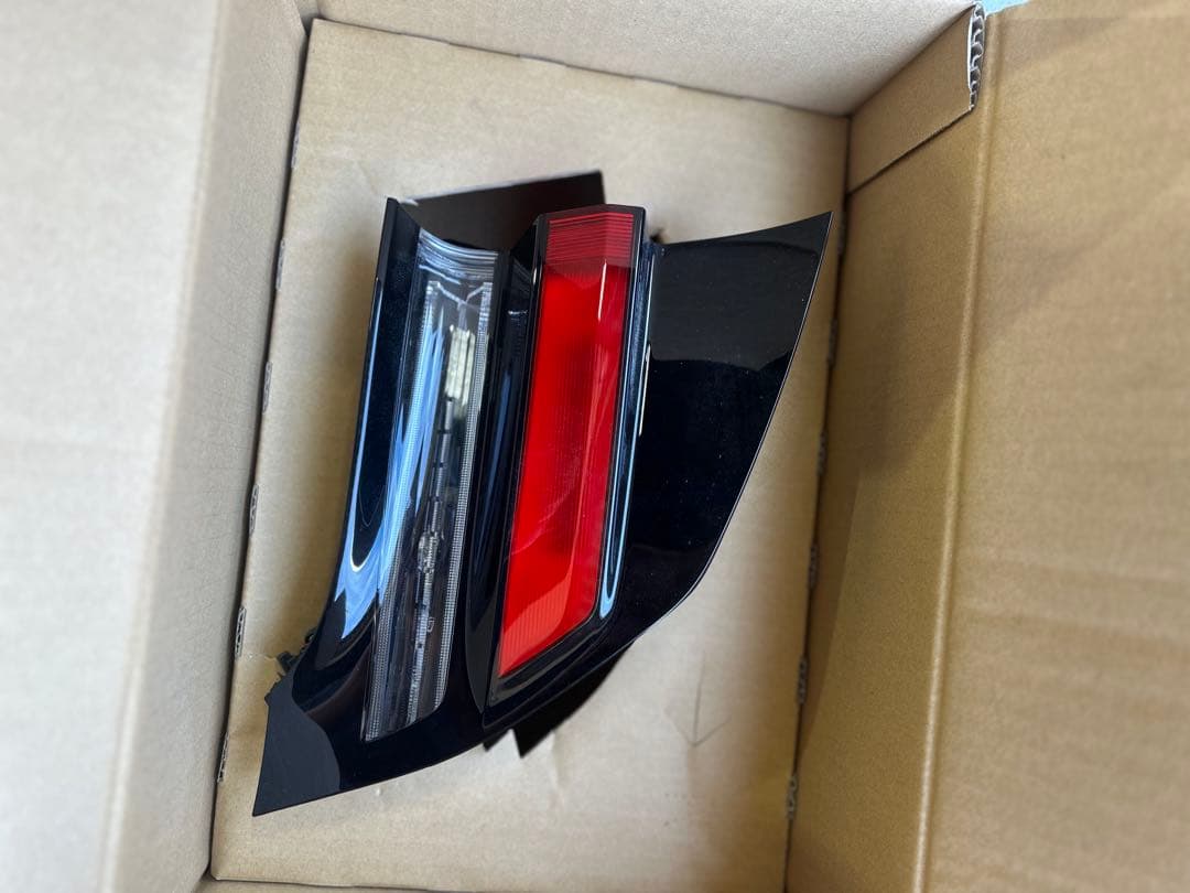 トヨタ プリウス60 テールゲートガーニッシュ 黒/赤　テールランプ