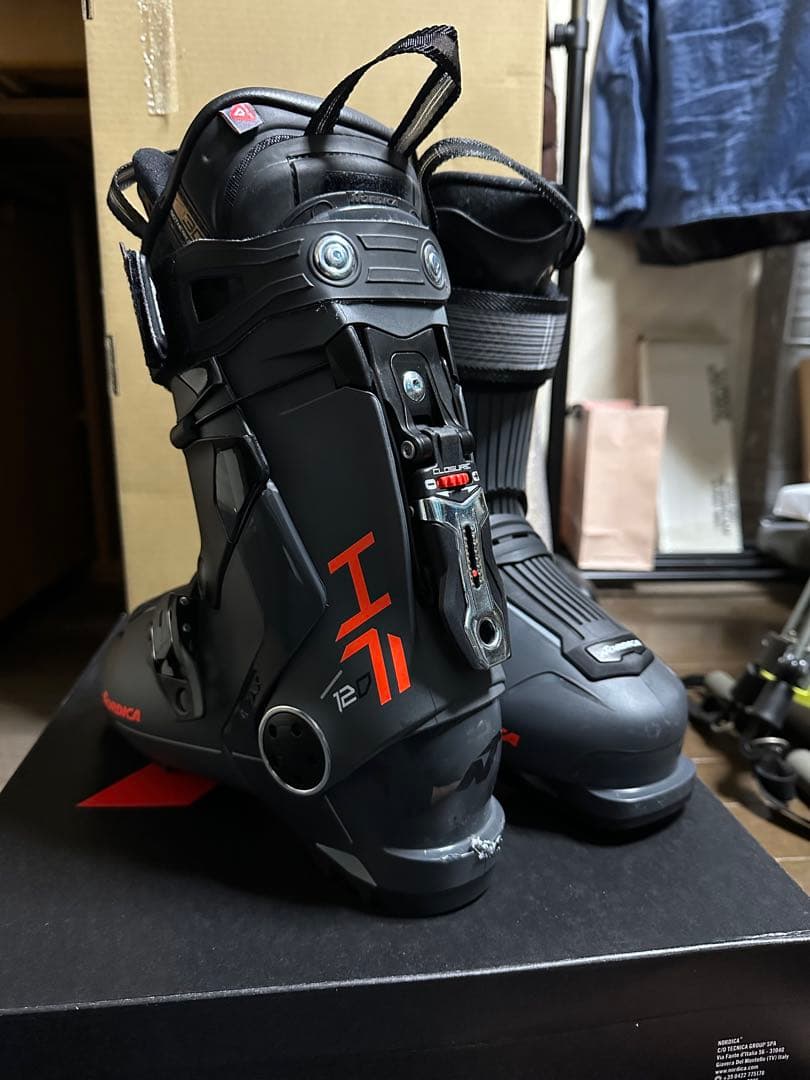 ノルディカHF120リアエントリースキーブーツ