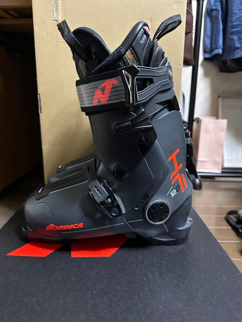 ノルディカHF120リアエントリースキーブーツ
