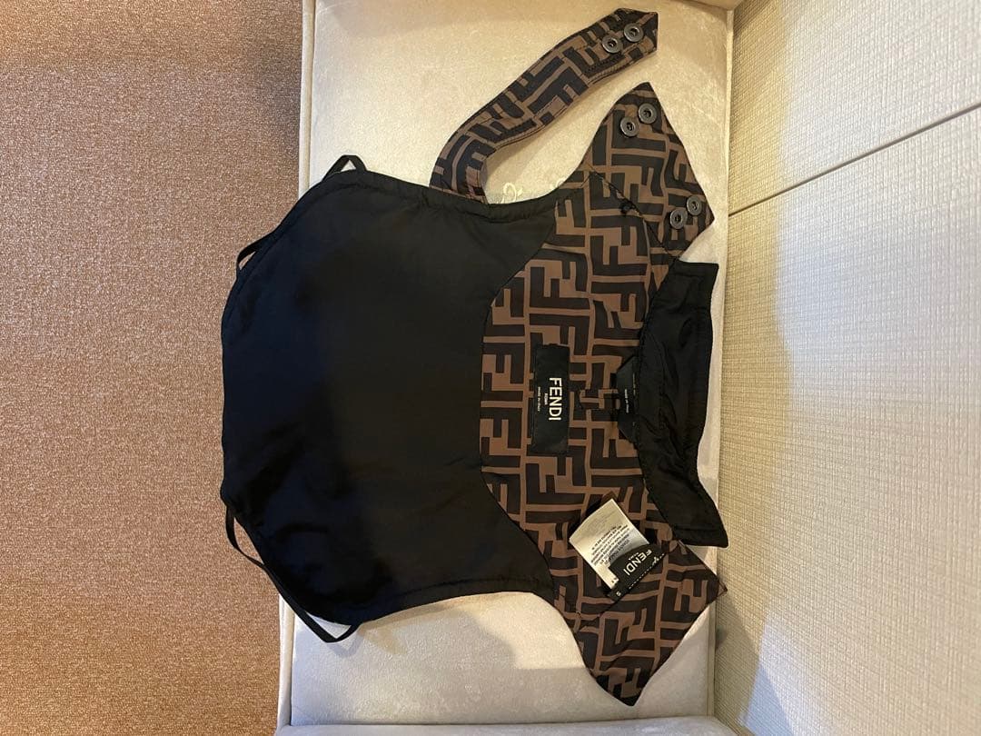Fendi ロゴパターン 防水犬服 Sサイズ