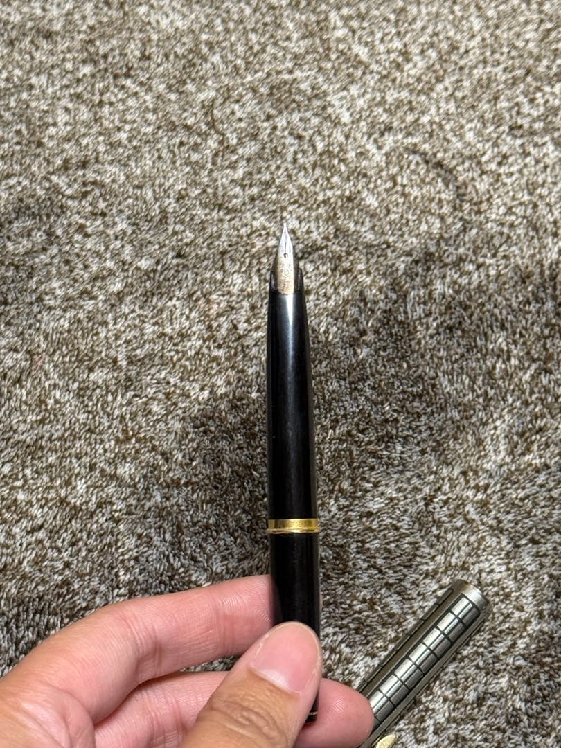 14k チップ　黒い万年筆 金色リング付き