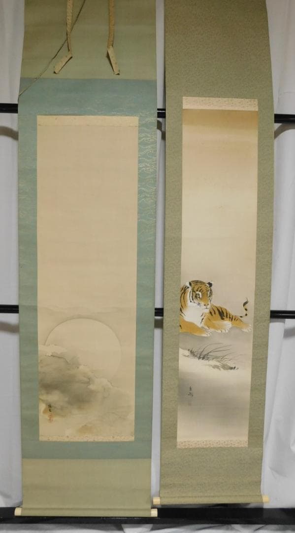 2310　　猛虎図と明月図の掛軸2本
