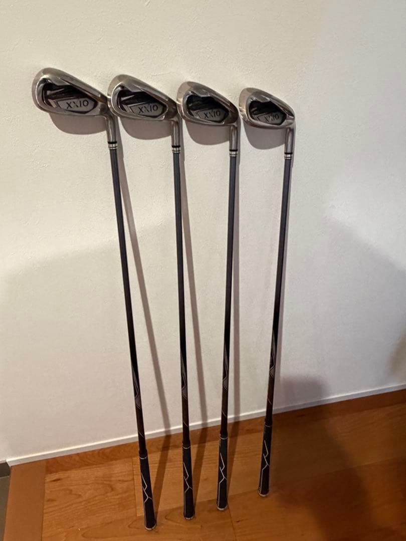 ゼクシオ（XXIO） 他 キャディバッグ・ゴルフクラブ10本・ボール等のセット