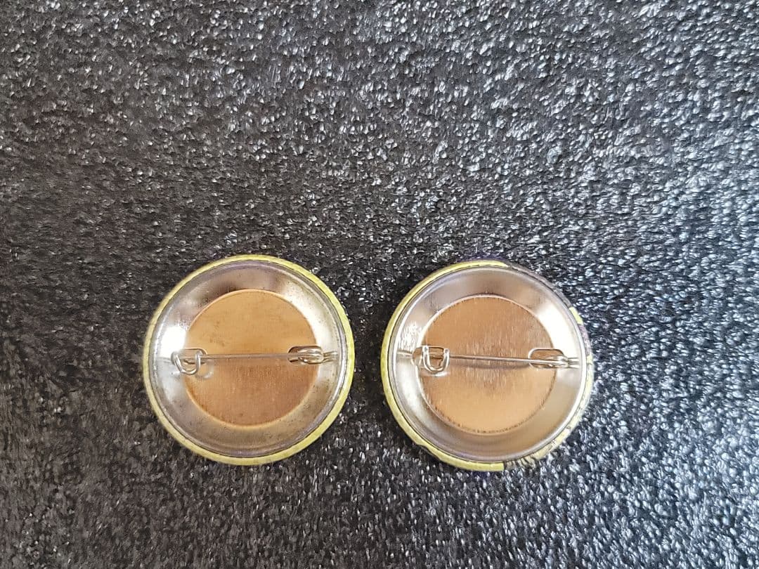 スーパーダンガンロンパ2 左右田和一カラオケの鉄人コラボ缶バッジ2点セット