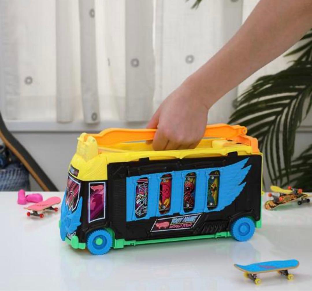 ホットウィール TONY HAWK TRANSFORMING SKATE BUS