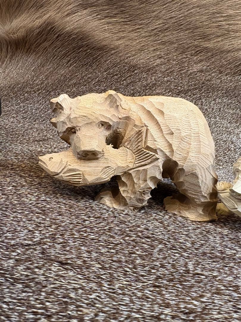 木彫り熊　毛並み彫り体験キット　鮭食い熊　中川貞司作。　木地、丸刀、三角刀セット