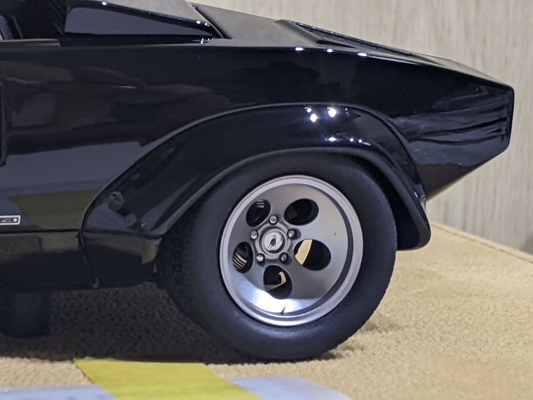 1/18 メイクアップ IDEA カウンタック LP5000S 1982