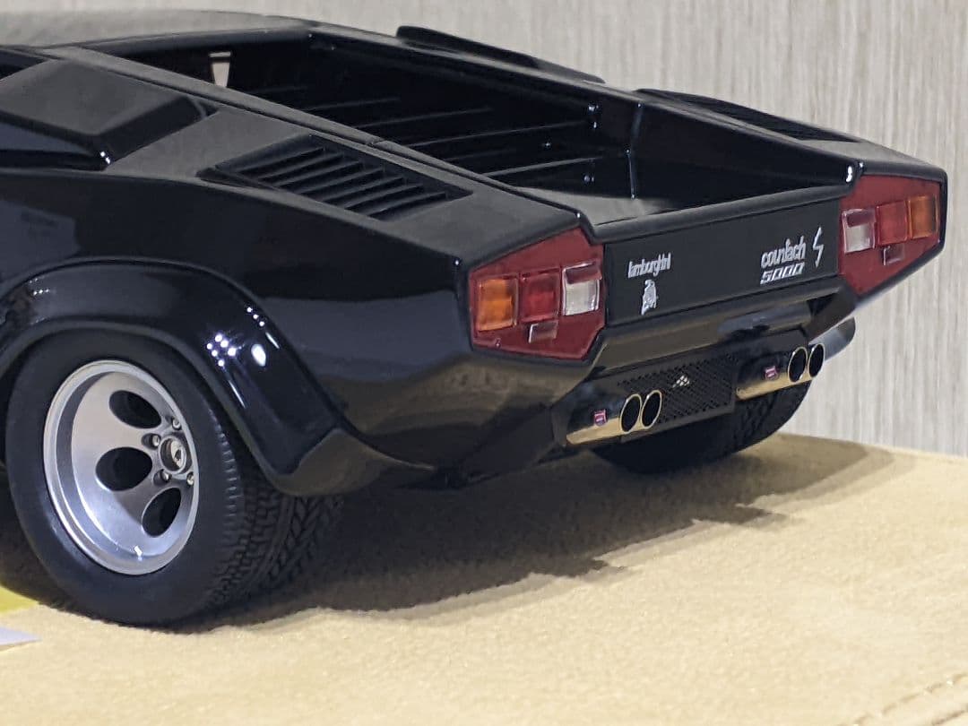 1/18 メイクアップ IDEA カウンタック LP5000S 1982