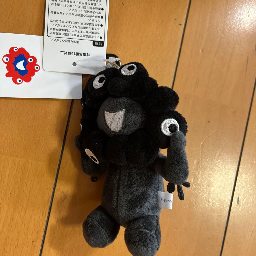 新品未使用タグ付き 黒ミャクミャクカラビナ付きマスコット 座り