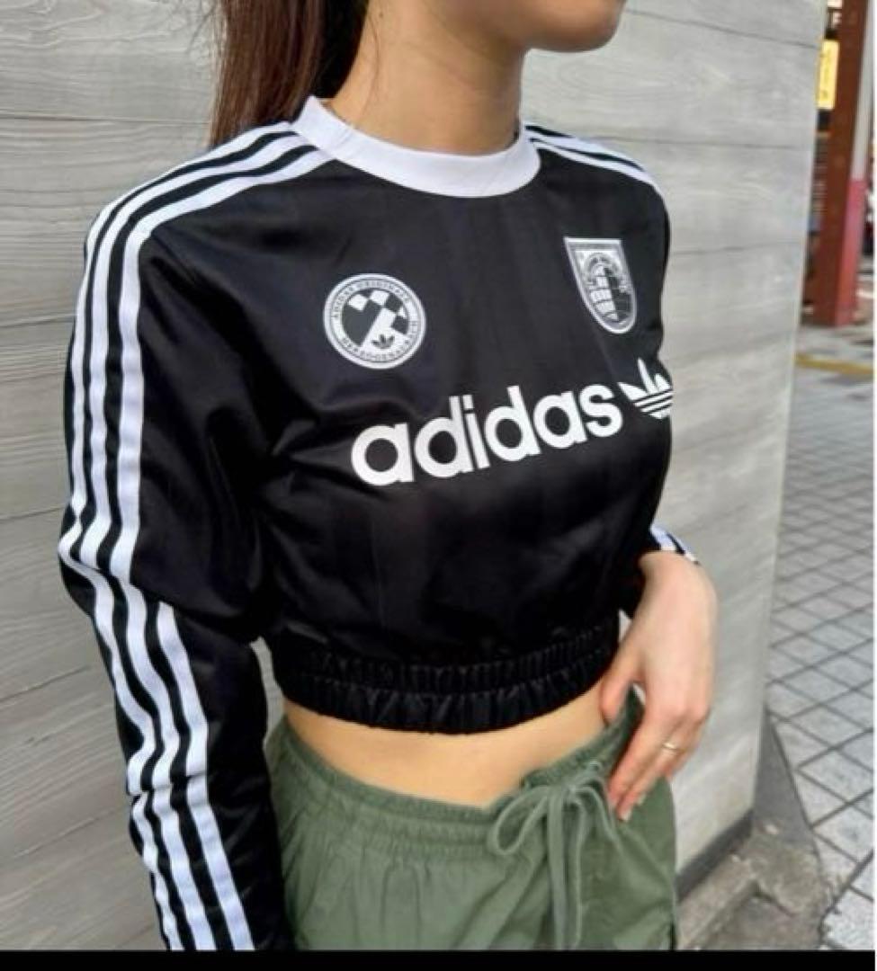 adidas ブラック クロップドトップ