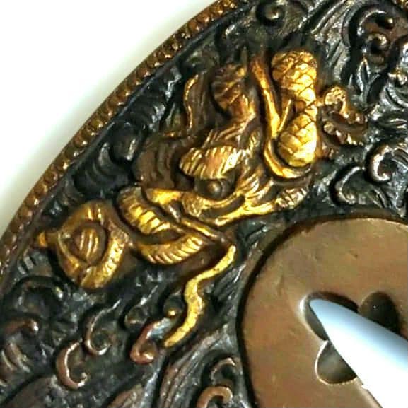 b8.　波龍図鐔　銅地　真鍮象嵌　覆輪　美濃鐔