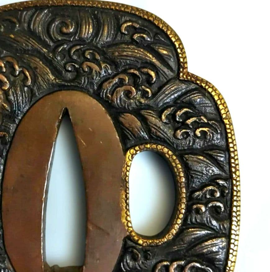 b8.　波龍図鐔　銅地　真鍮象嵌　覆輪　美濃鐔