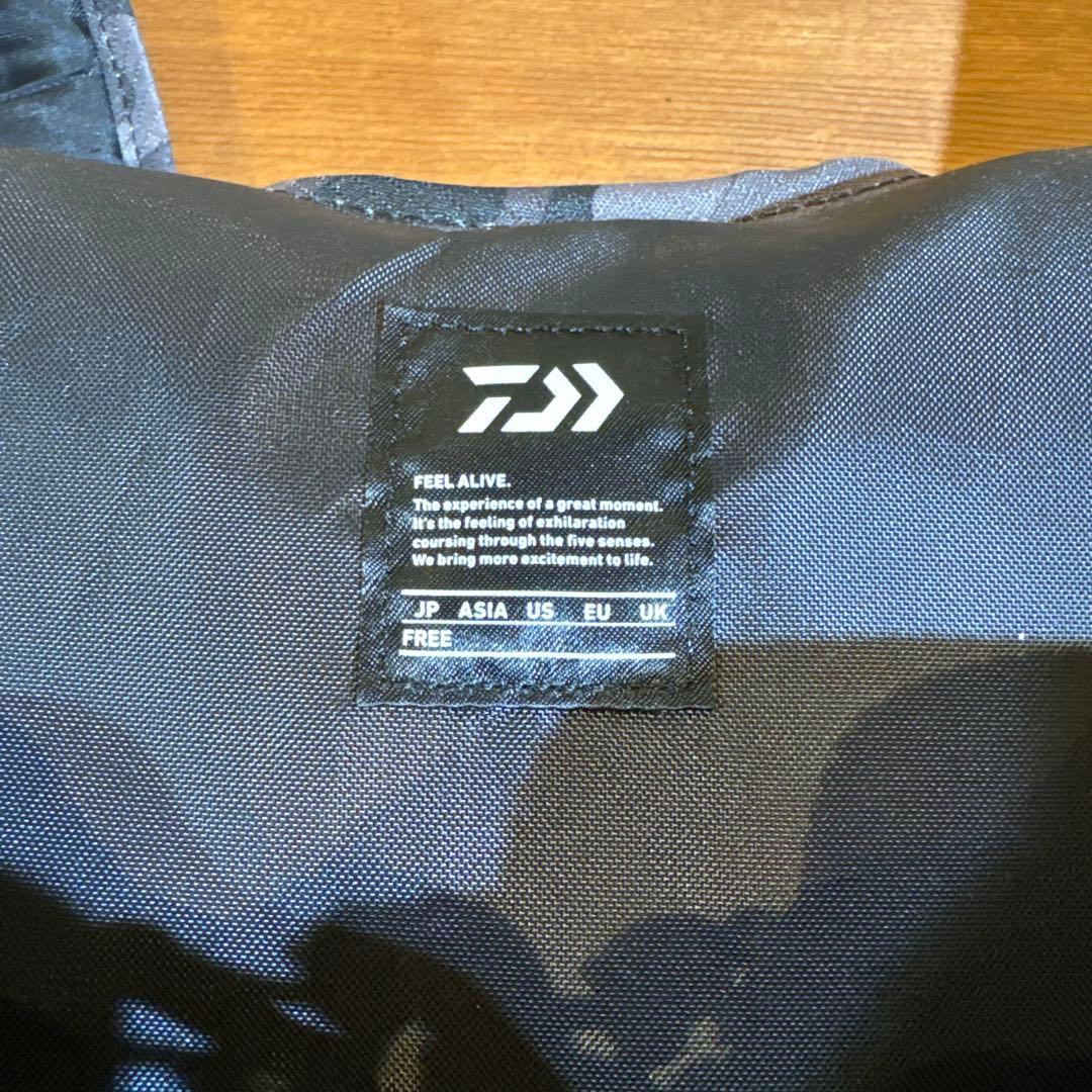 ダイワ　迷彩フィッシングベスト 耐水性 2ポケット