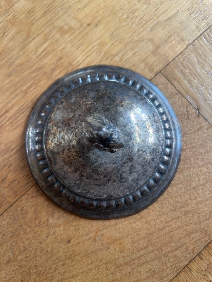 フランス蚤の市の繊細なガラス小物入れ(ボンボニエール)