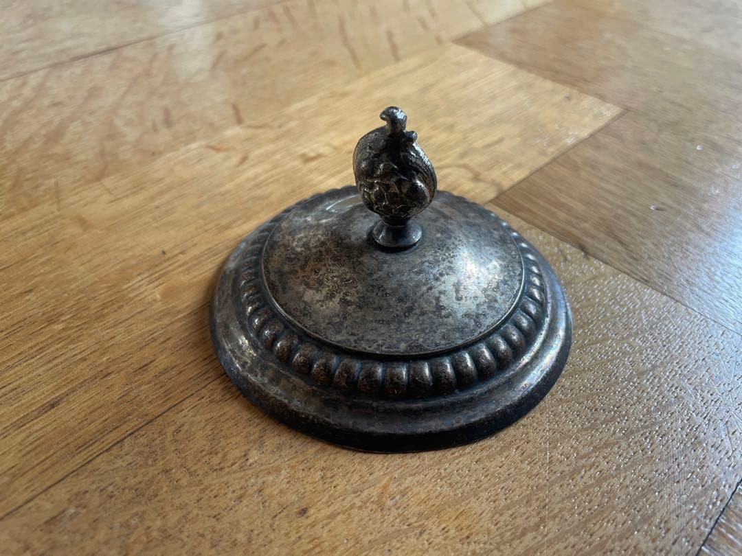 フランス蚤の市の繊細なガラス小物入れ(ボンボニエール)