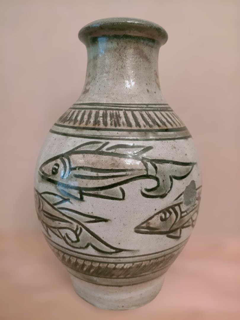 金城次郎さん　魚7匹描かれた壺