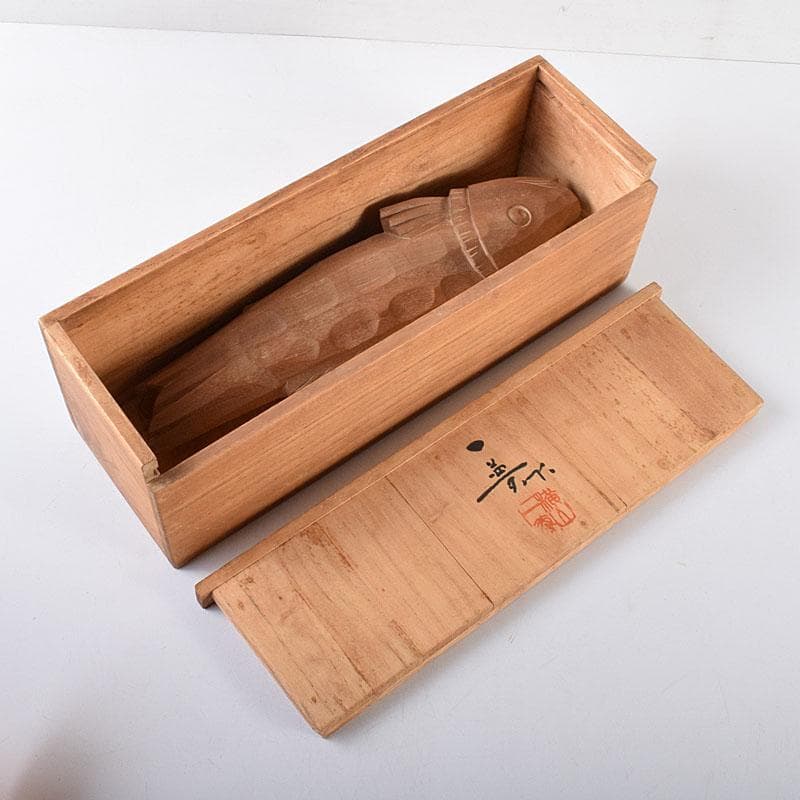井波彫刻　人間国宝　横山一夢作　木彫　鯉　共箱　C　8156