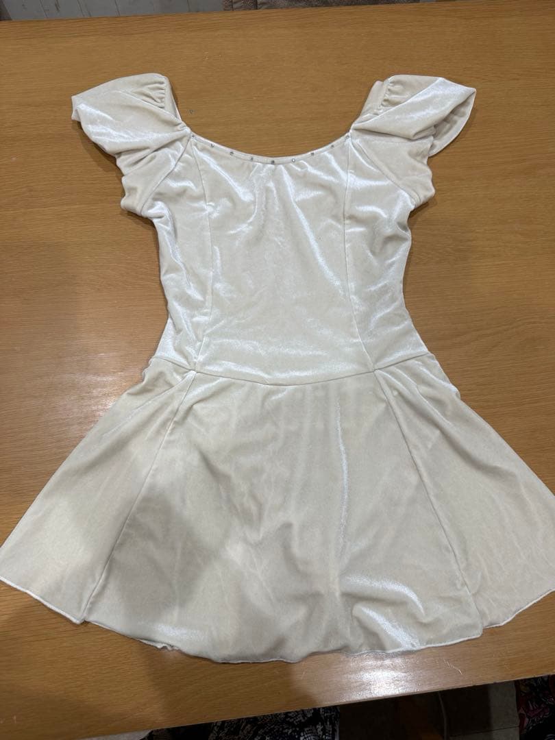 【未使用】ベロア生地レオタード　ホワイトスカート付き