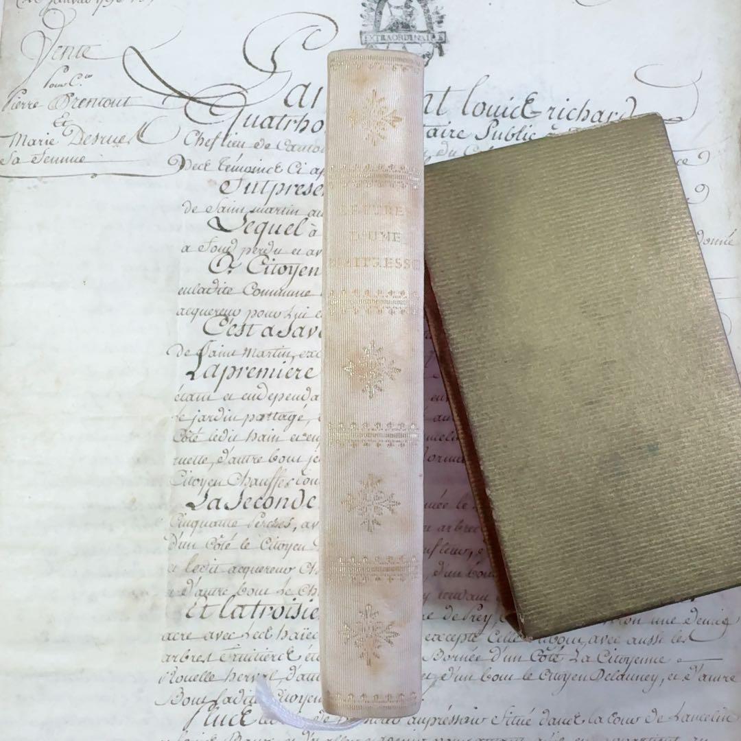 値下フランス　アンティーク　淡いピンク色の小さな本　ケース付き