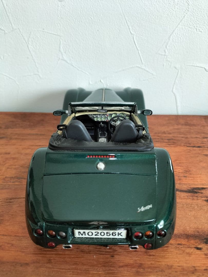 スポーツカーモーガン・エアロ8 Morgan Aero 8 スケール: 1/18