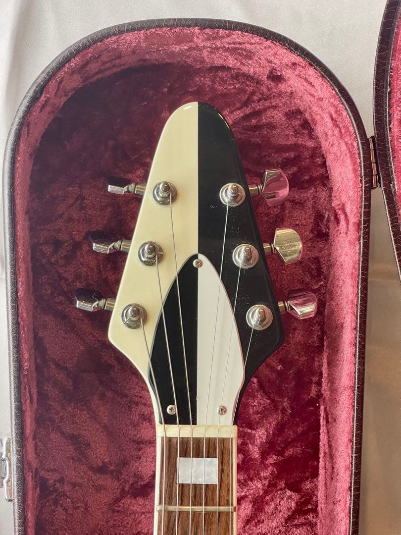 Vシェイプ　エレキギター ホワイト/ブラック