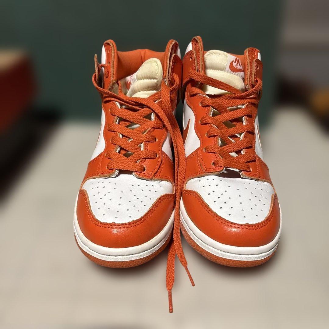 ナイキ ダンク ハイ LE ホワイトとオレンジブレイズのカラー
